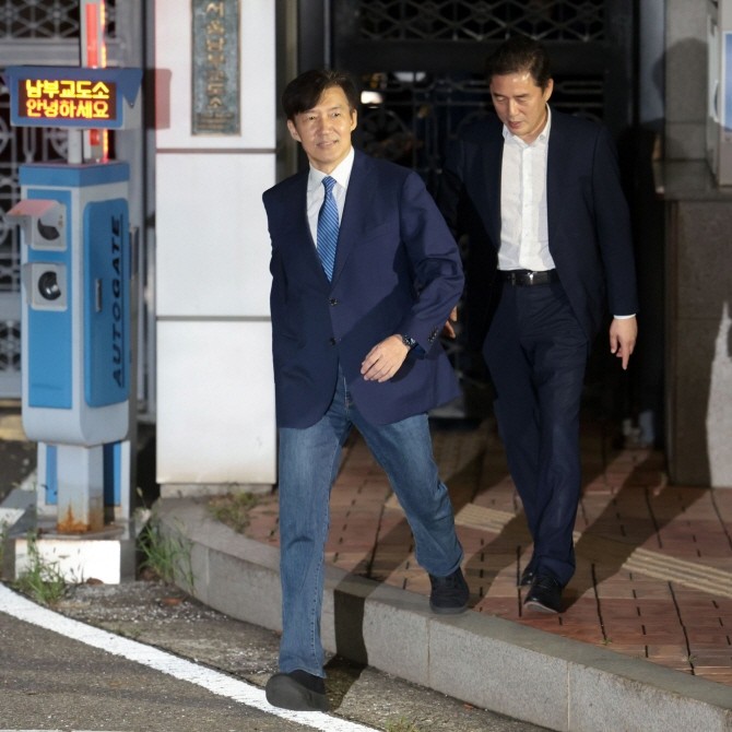 조국 전 조국혁신당 대표가 15일 광복절 특별사면·복권 조치로 출소하며 서울 구로구 남부교도소를 나서고 있다. ⓒ 연합뉴스