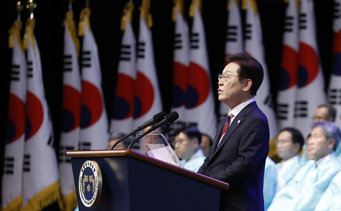 이재명 대통령이 15일 서울 세종문화회관에서 열린 80주년 광복절 경축식에서 경축사를 하고 있다. ⓒ 연합뉴스