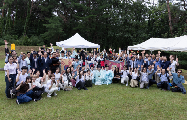 제70주기 의친왕 기신제향 후 의친왕 후손들과 제관, 참반객들이 '대한독립만세' 삼창을 하고 있다. ⓒ 의친왕기념사업회