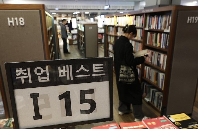 '쉬었음 청년'으로 인한 경제적 비용이 연평균 10조원을 넘어섰다. Ⓒ 연합뉴스