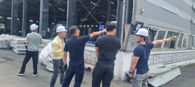 영천시는 지난 3일 채신공단에서 발생한 화재(폭발) 사고 피해기업을 대상으로 긴급 안전점검을 실시했다. ⓒ 영천시