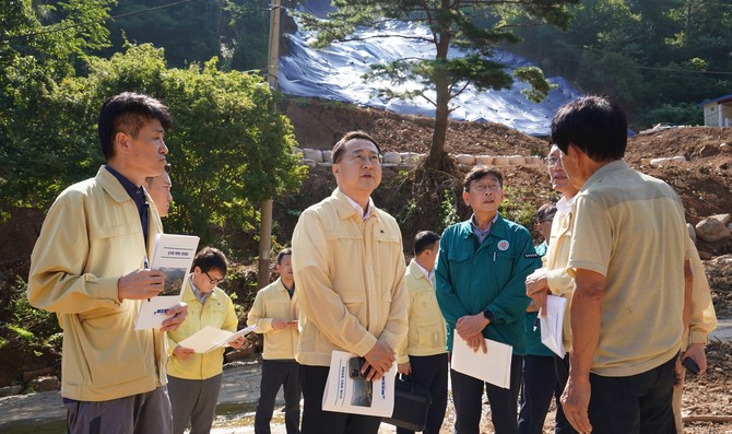 김인호 산림청장이 20일 경상남도 산청군 산사태 피해지를 찾아 현장점검을 실시하고 있다. ⓒ 산림청