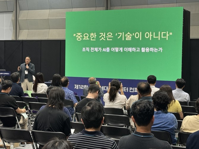 황정호 지사장이 젠데스크의 '응답보다 해결 중심' 상담 서비스를 소개하고 있다. = 김우람 기자