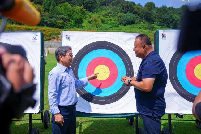 강기정 광주광역시장이 20일 오전 2025 광주 세계양궁선수권대회를 앞두고 남구 광주국제양궁장을 찾아 성공개최를 위한 최종 시설점검을 하며 양궁 과녁판을 살펴보고 있다. ⓒ 광주광역시