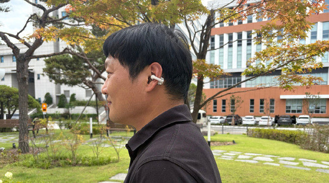 샥즈 '오픈닷 원'은 귀걸이 형식으로 모자나 안경에 구애받지 않고 착용할 수 있다. = 김경태 기자