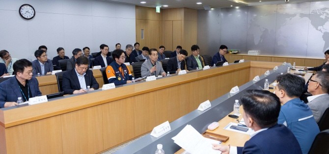 장인화 포스코그룹 회장이 22일 포스코센터에서 열린 '그룹 안전 특별점검회의'에서 참석자들과 안전 혁신 방안에 대해 논의하고 있다. ⓒ 포스코홀딩스