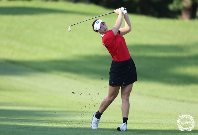 김민솔이 'BC카드·한경 레이디스컵 2025' 2라운드 12번홀에서 아이언샷을 하고 있다. ⓒ KLPGA