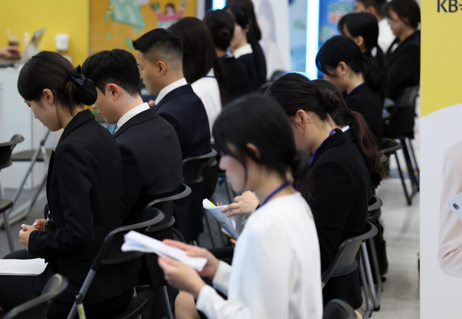 지난 20일 서울 동대문디자인플라자에서 열린 2025 금융권 공동채용 박람회에서 구직자들이 면접·채용 상담을 위해 대기하고 있다. ⓒ 연합뉴스