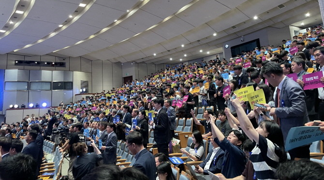 행사에 참석한 업계 관계자들은 ‘안전한 일터, 생명존중으로 시작’ 등의 문구가 적힌 피켓을 들고 안전 결의에 동참했다. = 박선린 기자