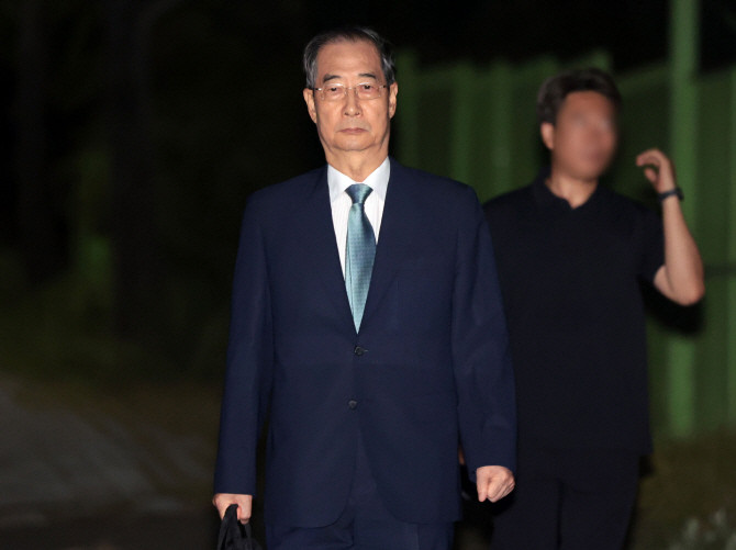 윤석열 전 대통령의 내란 방조·위증 등 혐의를 받는 한덕수 전 국무총리가 지난 27일 구속영장이 기각돼 경기도 의왕 서울구치소를 나서고 있다. ⓒ 연합뉴스