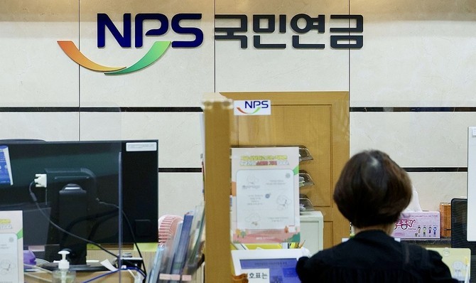 국민연금이 올 상반기 운용수익률이 4%대를 기록하며 순항했다. 특히 국내 증시가 상승세를 이어가면서 두 자릿수 수익률을 기록, 전체 수익률을 끌어올린 것으로 나타났다. ⓒ 연합뉴스