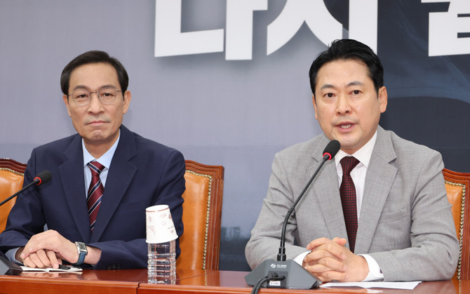 우상호 정무수석이 장동혁 국민의힘 신임 당대표를 만나 '여야 지도부 회동'을 전달했다. ⓒ 연합뉴스