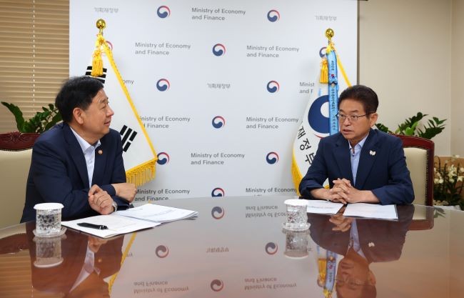 지난 7일 이철우 경북도지사(오른쪽)가 구윤철 경제부총리를 만나 지역 현안과 국비 사업에 대한 지원을 요청하고 있다. ⓒ 경북도