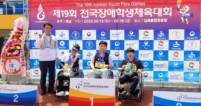 최영준(오른쪽 두번째) 세종시장애인체육회 소속 육상종목 선수가 제19회 전국장애학생체육대회 시상 후 기념촬영을 하고 있다. ⓒ 세종시