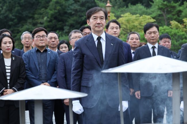 조국혁신당 조국 혁신정책연구원장이 8월 26일 광주 북구 국립5·18민주묘지를 찾아 오월 영령에 참배하고 있다. ⓒ 연합뉴스
