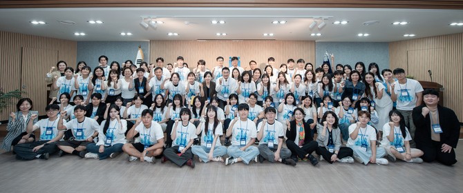 ‘제15회 건설 리더스 캠프’ 폐회전에서 내빈들과 참가학생들이 기념 촬영을 하고 있다. ⓒ 한국여성건설인협회