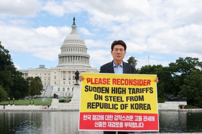 이강덕 시장은 지난 1일에 이어 버지니아한인회(회장 김덕만)와 국회의사당 앞에서 한국 철강업계의 입장을 알리는 현장 행보를 이어가며, 철강산업의 절박한 현실을 미국 사회에 직접 전했다. ⓒ 포항시