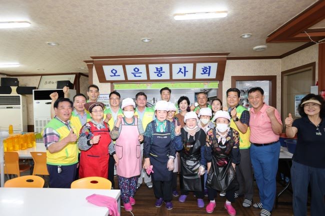 포항시의회는 3일 오전 오천무료급식소를 찾아 의원들이 배식, 잔반처리, 설거지, 청소 등을 함께하며 봉사활동을 펼쳤다. ⓒ 포항시의회