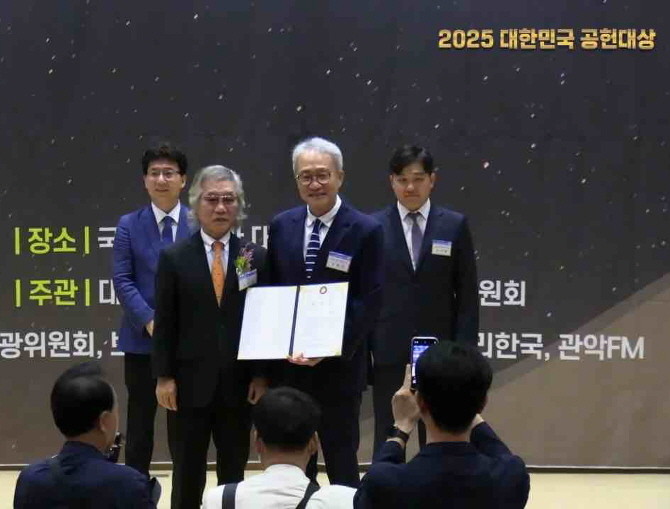 오한진 아이디병원 엑소밸런스센터장(오른쪽)이 지난 30일 제5회 대한민국 교육문화체육공헌대상에서 표창장을 전달받은 뒤 기념 촬영을 하고 있다. © 아이디병원