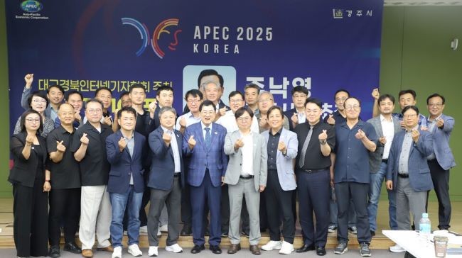 지난 5일 대구경북인터넷기자협회가 대구스포츠지원센터 대회의실에서 개최한 제1회 TK 100포럼을 성공적으로 마치고 참석자들이 기념촬영을 하고 있다. ⓒ 대구경북인터넷기자협회