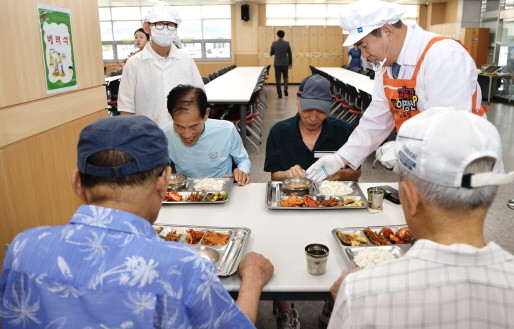 이정선 광주시교육감이 8일 빛고을노인건강타운을 방문해 어르신들게 급식을 배식하고 있다. ⓒ 광주시교육청
