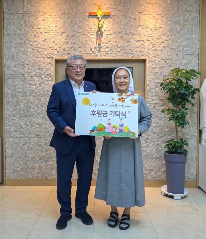 유제만 신풍제약 대표(왼쪽)와 안산빈센트 의원 토마스 모어 대표원장 수녀(오른쪽)가 9일 진행된 기탁식에 참석해 기념촬영을 하고 있다. © 신풍제약