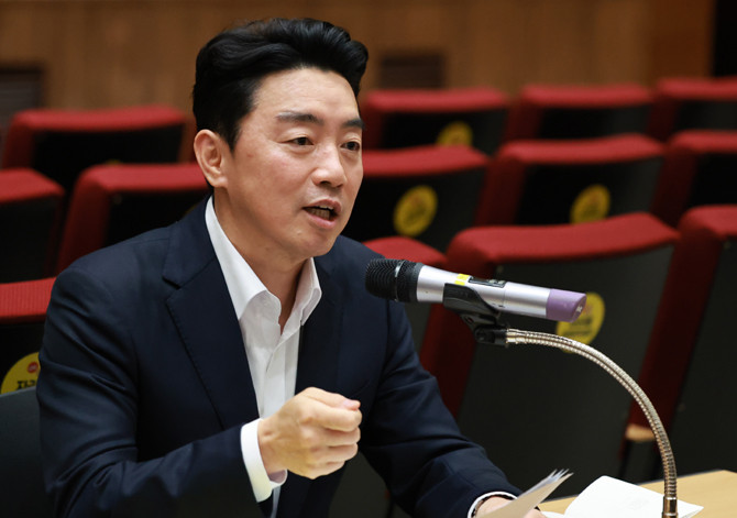 강훈식 대통령실 비서실장이 미국 조지아주에 구금됐다 풀려난 근로자를 인천공항에서 직접 영접한다. ⓒ 연합누스