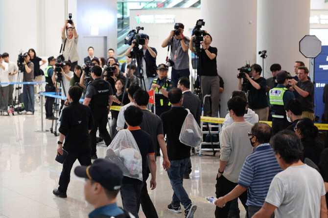 미국 이민당국에 의해 조지아주에 구금됐던 한국인 근로자들이 12일 영종도 인천국제공항 제2여객터미널 입국장을 나서고 있다. ⓒ 연합뉴스