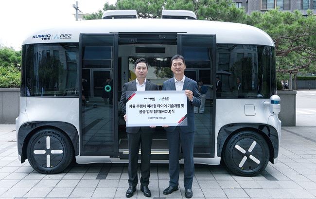 금호타이어와 오토노머스에이투지(이하, 에이투지)가 자율주행차 미래형 타이어 기술개발 및 공급 업무 MOU를 체결 했다. 12일 서울 광화문에 위치한 금호타이어 본사 광장에서, 에이투지의 자율주행차 ‘로이(ROii) 앞에서 금호타이어 정일택 사장(오른쪽)과 에이투지 한지형 대표(왼쪽)가 포즈를 취하고 있다. ⓒ 금호타이어