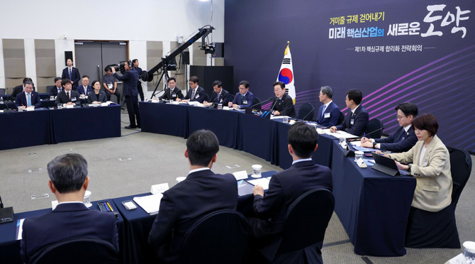 이 대통령은 15일 '제1차 핵심규제 합리화 전략회의'를 주재하는 자리에서 거미줄 규제를 확 끌어내릴 것이라고 했다. ⓒ 연합뉴스