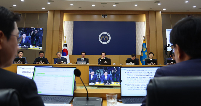 이 대통령은 처음으로 세종에서 주재한 국무회의에서 지역 균형 발전에 대해 강조했다. ⓒ 연합뉴스