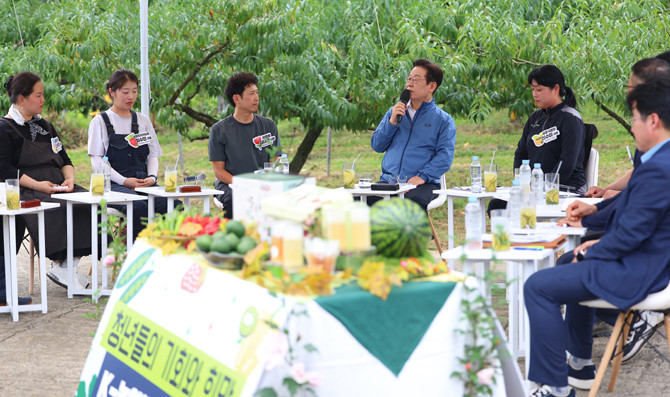 '청년농업인' 간담회에는 △채소 △과일 △화훼 등 다양한 작물을 재배하고 있는 청년농업인 8명이 참석했다. ⓒ 연합뉴스