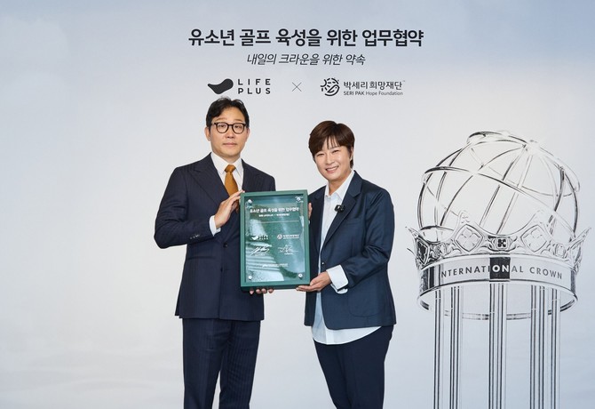 (왼쪽부터) 박찬혁 한화생명 스포츠마케팅TF 전무와 박세리희망재단 박세리 이사장이 지난 16일 여의도 63빌딩에서 열린 협약식에서 사인보드를 들고 기념사진을 촬영하고 있다. ⓒ 한화 라이프플러스