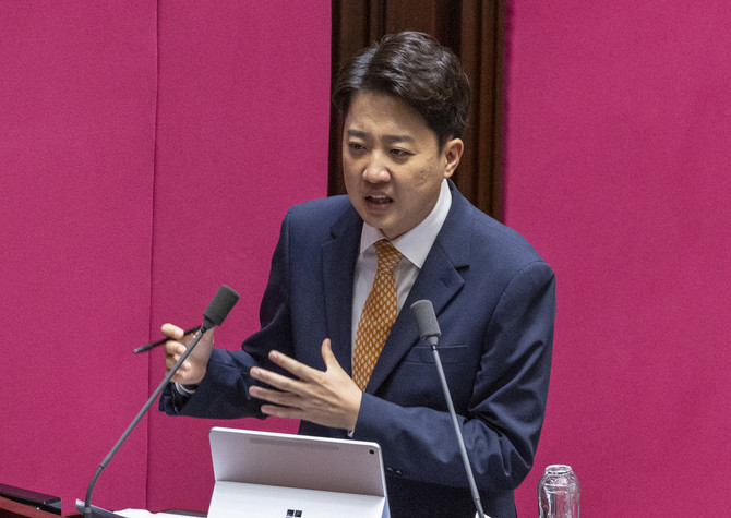 이준석 개혁신당 대표가 지난 15일 국회에서 열린 정치 관련 대정부 질문에서 김민석 국무총리에게 질의하고 있다. © 연합뉴스