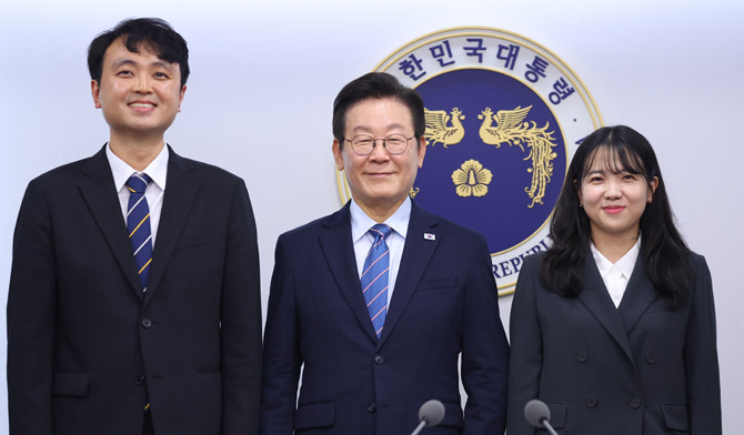 이 대통령은 새롭게 임명된 청년담당관들에게 "우리 청년의 입장에서 참신한 정책들을 많이 발굴해 달라"고 했다. ⓒ 연합뉴스