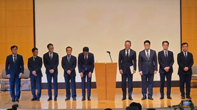 조좌진 롯데카드 대표이사를 비롯한 롯데카드 임원진들이 18일 서울 중구 부영태평빌딩에서 해킹 사고로 인한 고객 정보 유출사태에 대해 대고객 사과를 하고 있다. =배예진 기자