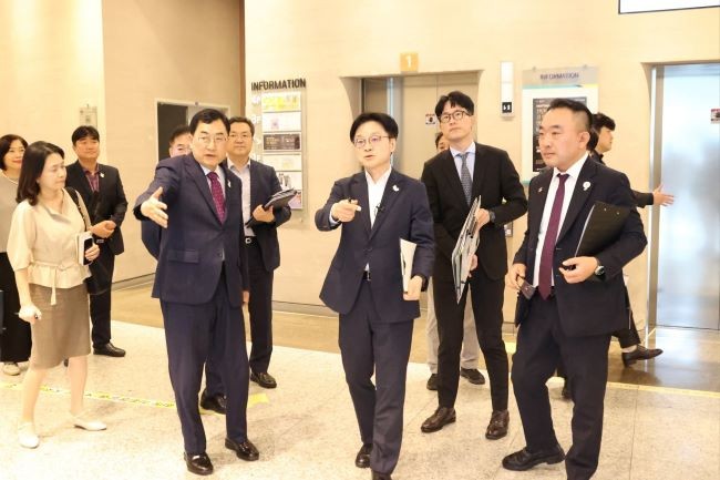 김정관 산업통상자원부 장관과 주낙영 경주시장이 지난 18일 경주예술의전당에서 APEC 경제인행사 준비 상황을 점검하고 있다. ⓒ 경주시
