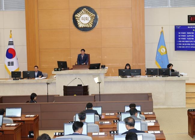 포항시의회는 19일 제325회 임시회에서 2025년도 제2회 추가경정예산안 등 39건의 안건을 처리하고 15일간의 의정활동을 마무리했다. ⓒ 포항시의회