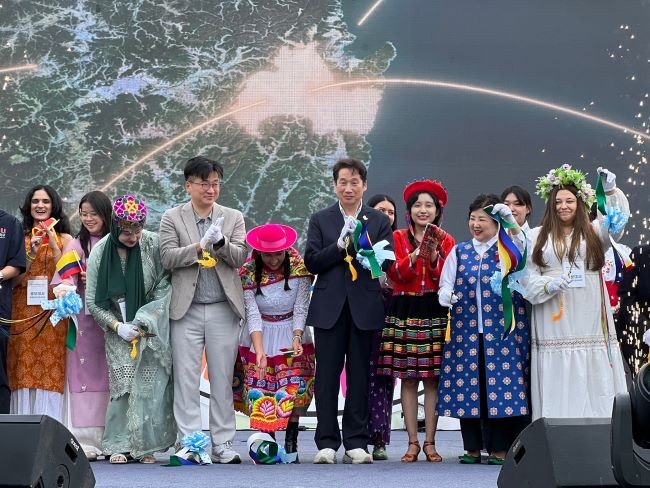 지난 19일 전세계 재한 유학생 및 청년 1000여 명이 함께한 '2025 인터네셔널 스마일 페스타'를 성황리에 개최했다. ⓒ 경북문화관광공사
