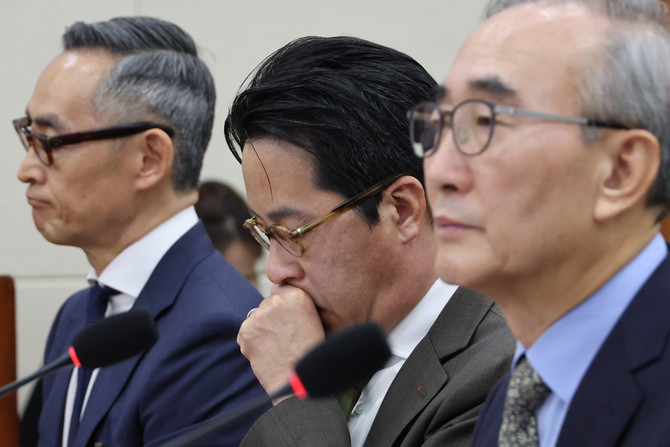 김영섭 KT 대표이사와 조좌진 롯데카드 대표이사가 24일 국회 과학기술정보방송통신위원회에서 열린 통신·금융 대규모 해킹사고에 대한 청문회에서 위원 질의를 듣고 있다. ⓒ 연합뉴스