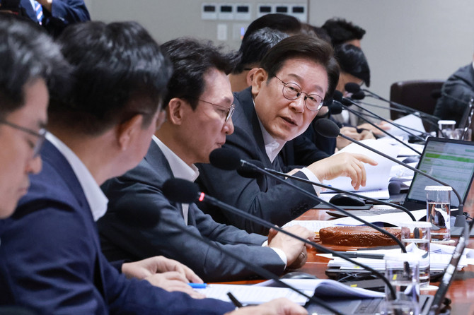 지난달 29일 이재명 대통령이 서울 용산 대통령실 청사에서 열린 국무회의에서 윤호중 행정안전부 장관에게 산재 관련 발언을 하고 있다. © 연합뉴스