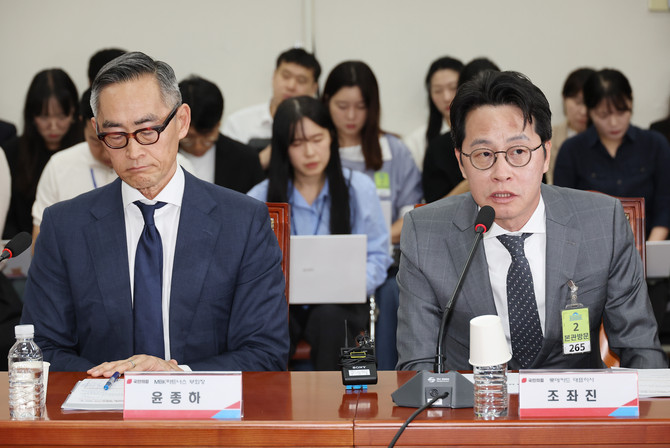 지난 23일 열린 국회 과학기술정보방송통신위원회 청문회에 (왼쪽부터) 윤종하 MBK파트너스 부회장과 조좌진 롯데카드 대표이사가 참석했다. ⓒ 연합뉴스