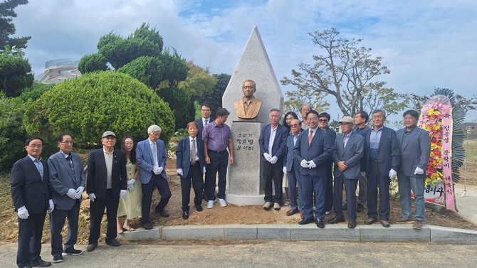 이동면 ‘앵강고개 군민동산’에서 정현태 남해군수, 한국소설가협회 이상문 이사장, 백시종·송홍주 공동대표위원을 비롯한 문인들, 지역주민 등 80여명이 참석해 소설가 ’정을병 문학비‘ 제막식 행사를 하고 있다. = 강달수 기자