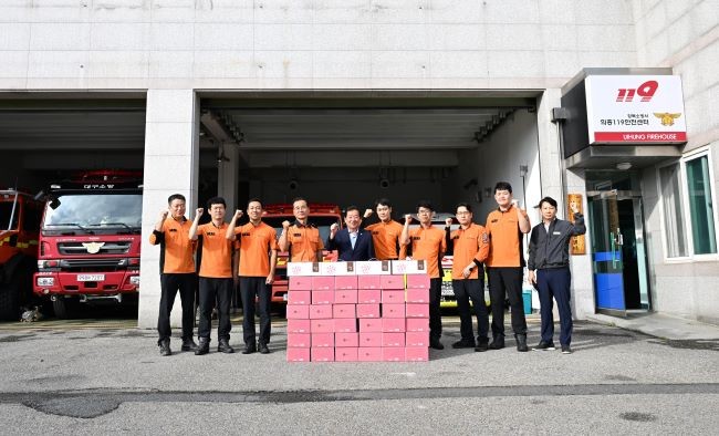 군위군의회는 지난 25일 추석을 앞두고 의흥119안전센터를 방문해 현장 대원들을 격려하고 위문품을 전달하며 감사의 마음을 전했다. ⓒ 군위군의회