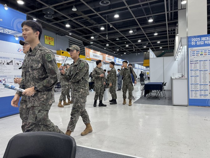 제대를 앞둔 현역 장병들이 준비한 자기소개서를 손에 들고 외우는 모습이 인상적이었다. = 김우람 기자