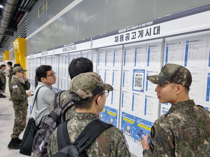 게시된 채용 공고를 보고 있는 현역 장병들 = 김우람 기자