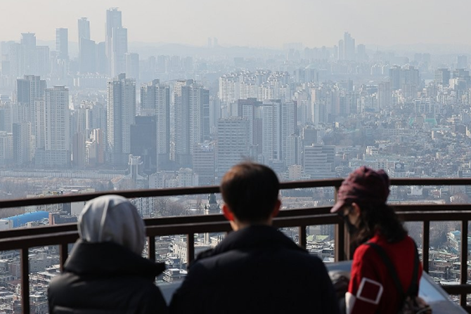 서울 남산에서 시민들이 서울 시내를 바라보고 있다. © 연합뉴스
