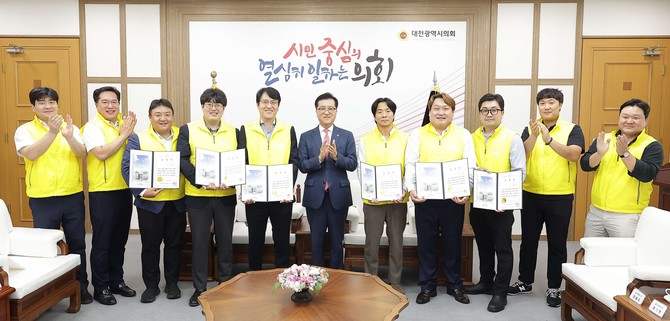 조원휘 의장이 1일 '열두별봉사단' 회원 6명을 초청해 표창장을 수여 후 기념촬영을 하고 있다. ⓒ 의회사무국