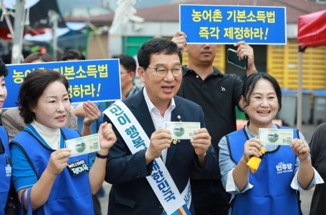 신정훈 행정안전위원장이 최근 순천 아랫시장에서 상인들의 목소리를 청취했다. ⓒ신정훈 의원실