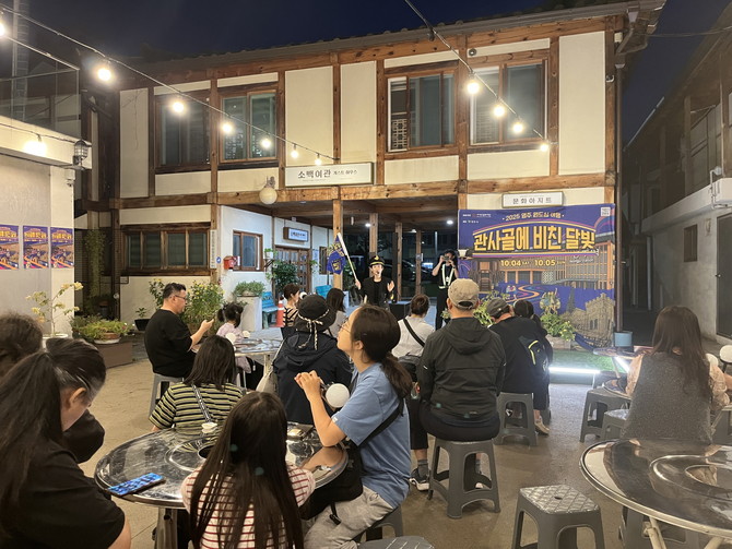 영주 후생시장에서 참가자들이 야행코스 설명을 듣고 있다. ⓒ 영주시